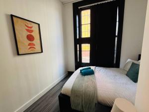 Postel nebo postele na pokoji v ubytování Pembroke Place Private Room 12A