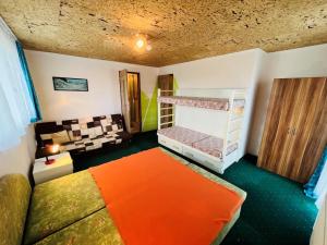 - une chambre avec 2 lits superposés et un canapé dans l'établissement 2 Bungalowy Gitka pod Tatrami-malebná dedinka na hranici lesa TANAPu, à Mlynčeky
