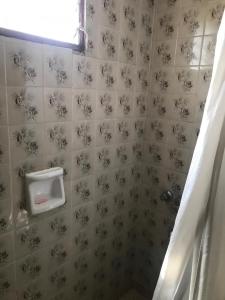 ein Badezimmer mit einem Urinal an einer gefliesten Wand in der Unterkunft Casa San Francisco in Mar del Tuyú