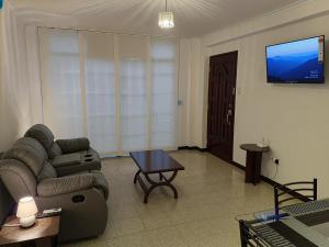 a living room with a couch and a table at Apartamento Remodelado 2 Habitaciones en la Mejor Zona del Centro de Caracas in Caracas