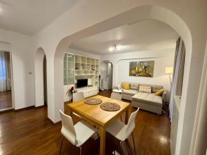 克拉约瓦English Park Residence的客厅里有一张桌子和一张沙发