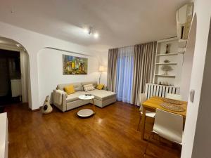 克拉约瓦English Park Residence的客厅里有一张沙发和一张桌子。