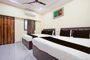 Giường trong phòng chung tại Super Hotel O Rajmahal