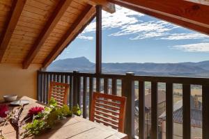 Nespecifikovaný výhled na hory nebo výhled na hory při pohledu z chaty