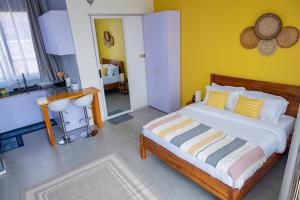 Postel nebo postele na pokoji v ubytování Serene Slope Apartment