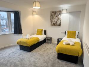 Postel nebo postele na pokoji v ubytování Spacious 5BR Contractor House for 10 with Parking in Bedford