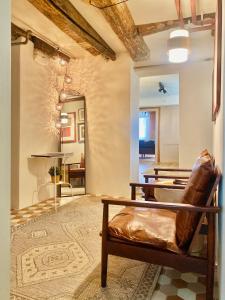 苏黎世Goethe House in old town Zürich的客厅里有一张沙发和一张桌子。