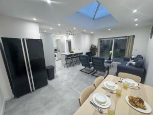 Posezení v ubytování Spacious 5BR Contractor House for 10 with Parking in Bedford + 31 fotografií