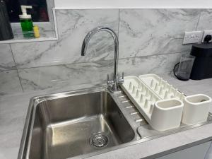 Fotografie z fotogalerie ubytování Spacious 5BR Contractor House for 10 with Parking in Bedford v destinaci Bedford