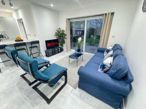 Posezení v ubytování Spacious 5BR Contractor House for 10 with Parking in Bedford