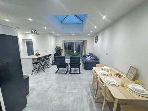 Posezení v ubytování Spacious 5BR Contractor House for 10 with Parking in Bedford