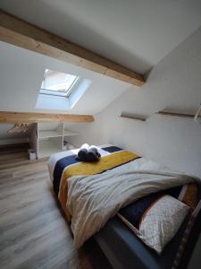 a bedroom with a bed in a room with a window at Ateliers des rêves - climatisé, Dijon centre in Dijon