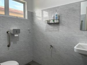 Koupelna v ubytování Free EV Car Charge KTV Snooker&PS5Game 13Pax Ipoh + 35 fotografií