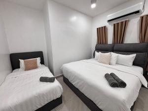 Postel nebo postele na pokoji v ubytování Free EV Car Charge KTV Snooker&PS5Game 13Pax Ipoh