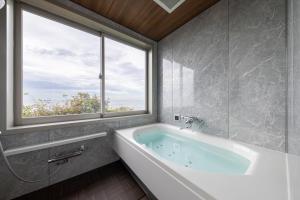 Ένα μπάνιο στο THE ZK West Coast