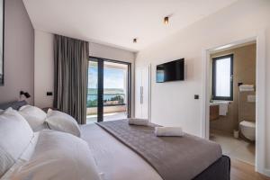 Voodi või voodid majutusasutuse Luxury Villa Spectrum pool 32m2 sauna toas +36 fotot