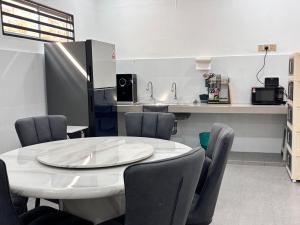 Kuchyň nebo kuchyňský kout v ubytování Free EV Car Charge KTV Snooker&PS5Game 13Pax Ipoh