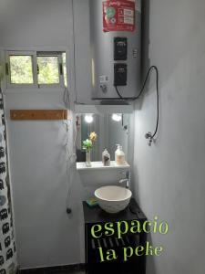 Ένα μπάνιο στο Espacio la peke