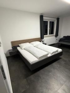 una camera da letto con un letto e una finestra di Airport Apartment Rauchenwarth a Rauchenwarth