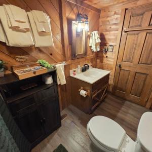 Koupelna v ubytování Authentic, Rustic, Cute & Cozy!