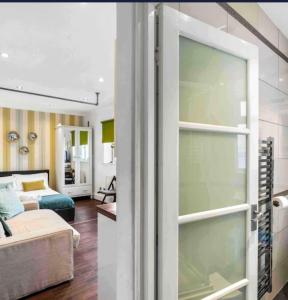 Φωτογραφία από το άλμπουμ του Between Piers, the stylish studio flat in Cannon place στο Μπράιτον & Χόουβ