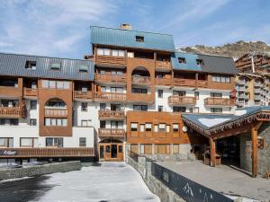 Un gran edificio con nieve delante. en Duplex moderne 6 pers avec WIFI à Val Thorens - FR-1-640-61, en Val Thorens