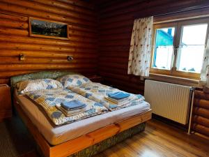 una camera da letto con un letto in una stanza di legno di Blockhaus-Bärnkopf a Bärnkopf