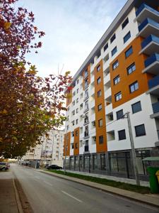 an empty street next to an apartment building at Apartman Elite Stay Doboj in Doboj