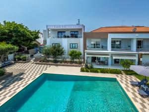 Bazén v ubytování EllinFos Apartments nebo v jeho okolí