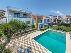 Bazén v ubytování EllinFos Apartments nebo v jeho okolí