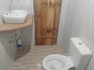 un piccolo bagno con un water e un lavandino di Chalé alto valinhos a Itamonte Altre 6 foto