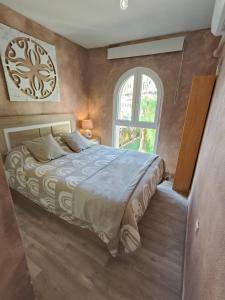 Ένα ή περισσότερα κρεβάτια σε δωμάτιο στο Bungalow Alkabir Playa