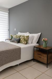 RoldanilloにあるTURULEKA Hostelのベッドルーム1室(白い枕とテーブル付)