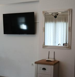 TV a/nebo společenská místnost v ubytování Akrivis studio