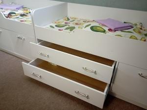 Dos cajones y una cama en la habitación de un niño en Мансарда- укриття поруч, 10 метрів, en Kiev 23 fotos más