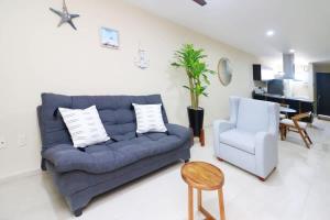 Χώρος καθιστικού στο Beautiful apartment just 1 block from the beach