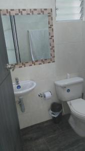 a bathroom with a toilet and a sink at Apartamento 2 habitaciones villavicencio in Villavicencio