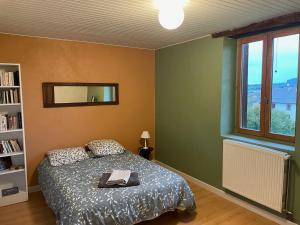 Ένα ή περισσότερα κρεβάτια σε δωμάτιο στο 70m2 dans une ferme en Isère