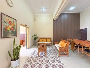 ein Wohnzimmer mit Tisch und Stühlen in der Unterkunft Spacious 5 bedroom Javanese Home near Taman Sari Jogja in Yogyakarta + 28 Fotos