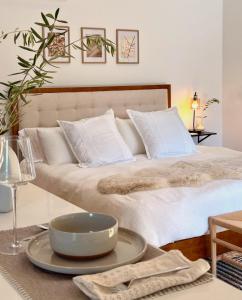 Una cama o camas en una habitación de Chumash Chapel - Luxury Historic Ojai Villa