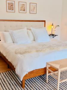 Una cama o camas en una habitación de Chumash Chapel - Luxury Historic Ojai Villa 37 fotos más