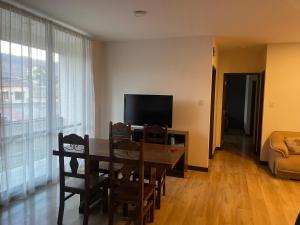 Televiisor ja/või meelelahutuskeskus majutusasutuses Cómodo y acogedor departamento amoblado