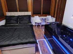 una camera da letto con un letto, un tavolo e delle sedie di Apartamenty pod Jesionami u Bartka a Zakopane Altre 68 foto