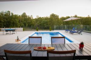 Bazén v ubytování Holiday Home Oasis for You with Heated Pool nebo v jeho okolí