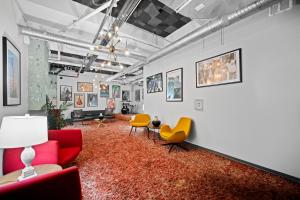 un soggiorno con divano rosso e sedie gialle di Retro Music Flat, 2BR, FREE Valet, Gym, Pool, Downtown Dallas a Dallas