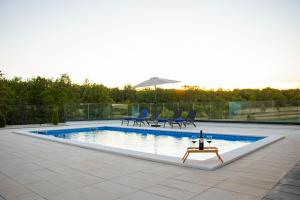 Bazén v ubytování Holiday Home Oasis for You with Heated Pool nebo v jeho okolí