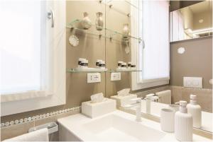 Ένα μπάνιο στο Tiffany Silver +57 φωτογραφίες