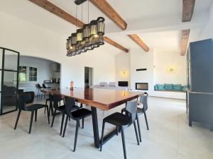 une salle à manger avec une table et des chaises en bois dans l'établissement Villa "L'élégante" avec vue imprenable, à Tourtour
