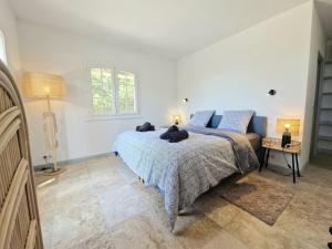 une chambre avec un lit et un canapé dans l'établissement Villa "L'élégante" avec vue imprenable, à Tourtour 23 autres photos