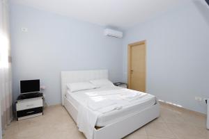 Ένα ή περισσότερα κρεβάτια σε δωμάτιο στο Rooftop 3BR Apartment with Hot Tub, Pool and Parking